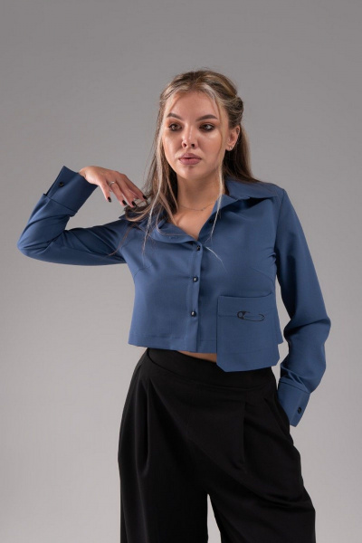 Блуза прямого силуэта укороченная с накладным карманом AVEEVA 5459 дымчатый синий - фото 3