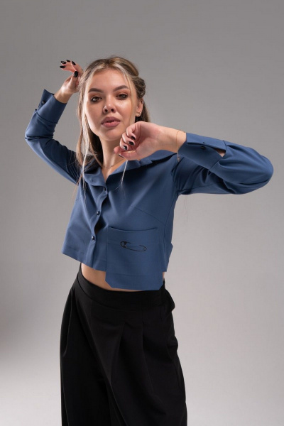 Блуза прямого силуэта укороченная с накладным карманом AVEEVA 5459 дымчатый синий - фото 2