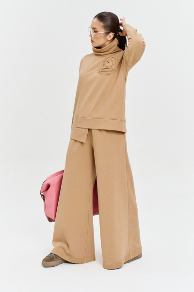 Бежевый трикотажный костюм: брюки и джемпер для повседневного стиля Anastasia 1152 бежевый - фото 1