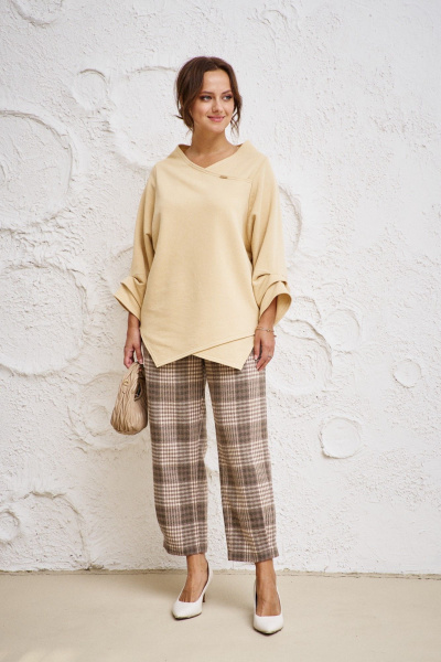 Бежевый комплект из блузы и брюк из текстиля и трикотажа Anastasia 1157 песок/клетка - фото 3