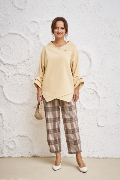 Бежевый комплект из блузы и брюк из текстиля и трикотажа Anastasia 1157 песок/клетка - фото 2