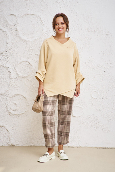 Бежевый комплект из блузы и брюк из текстиля и трикотажа Anastasia 1157 песок/клетка - фото 1