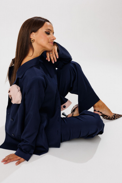 Костюм брюки и жакет прямого кроя из текстиля Mubliz 190 синий - фото 11