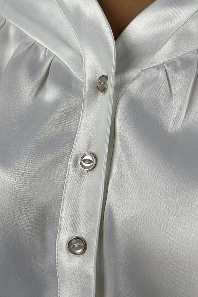 Деловая блузка из атласа с воротником-стойкой и пуговицами Nati Brend 0028 белый - фото 3