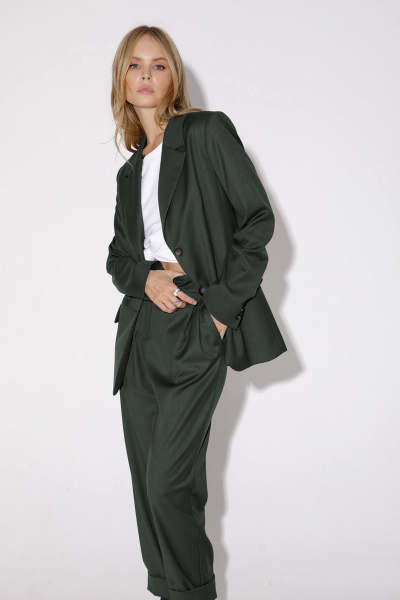 Деловой костюм-двойка: жакет с шлицами и брюки со складками PiRS 4937 хаки - фото 2