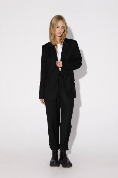 Элегантный деловой костюм из текстиля: жакет и брюки с шлицами PiRS 4937 черный - фото 4