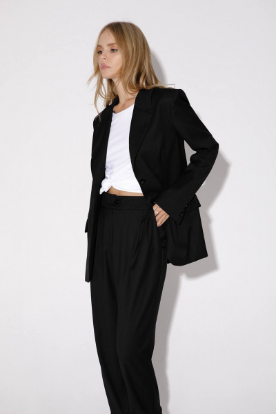 Элегантный деловой костюм из текстиля: жакет и брюки с шлицами PiRS 4937 черный - фото 2