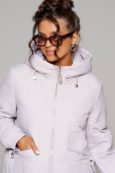 Белая демисезонная куртка с капюшоном, прорезными карманами и утеплителем Beautiful&Free 6230 слоновая_кость - фото 7