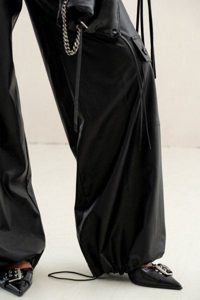 Брюки карго из эко-кожи свободного и расширенного кроя SILVERSPICE S-3414 - фото 8