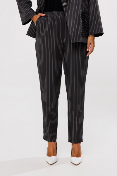 Демисезонный костюм из костюмной ткани с полосками и зауженными брями Mubliz 200 графит_полоска - фото 4