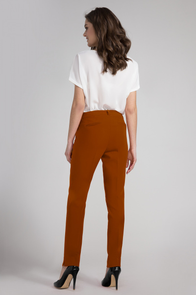 Брюки коричневые зауженные классические для офиса Панда ПА-422860 горчичный - фото 2