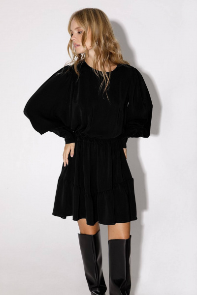 Платье из текстиля с принтом и оборкой поясом PiRS 4904 черный - фото 2