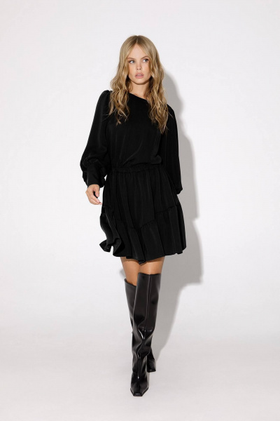 Платье из текстиля с принтом и оборкой поясом PiRS 4904 черный - фото 1