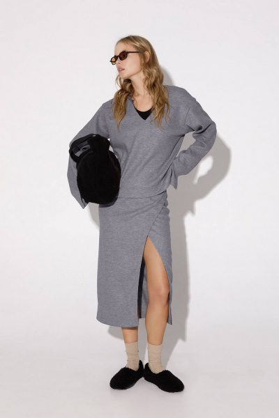 Трикотажный костюм-двойка с асимметричной юбкой и V-образным вырезом PiRS 4940 серый - фото 1