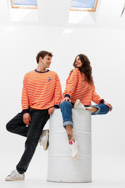 Демисезонный свитшот unisex из хлопкового трикотажа с нашивкой HIT 0226 оранжевый - фото 9