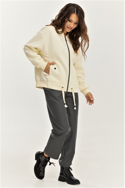 На каждый день стильный комплект бомбера и брюк из экокожи Магия моды 2490 ванильный_графит - фото 3