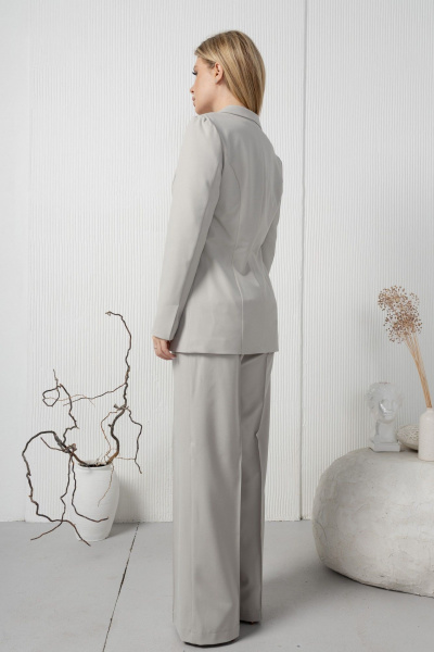 Деловой жакет из льна с карманами и удлинённый крой AMORI 2176 светло-серый - фото 6