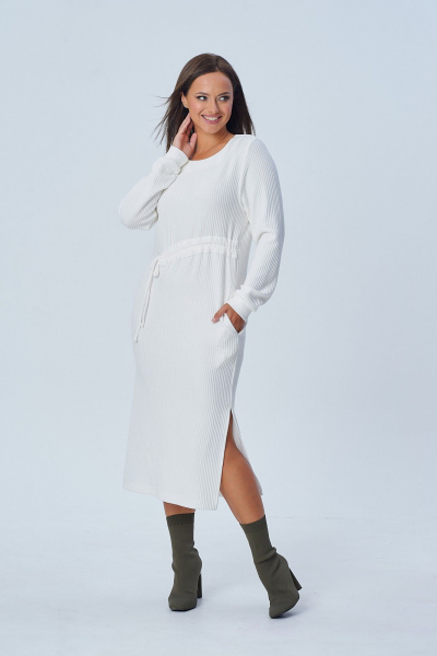 Демисезонное трикотажное платье с разрезом и карманами AMORI 9814 молочный - фото 3