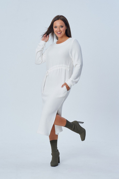 Демисезонное трикотажное платье с разрезом и карманами AMORI 9814 молочный - фото 2