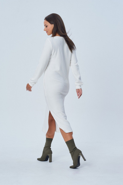 Демисезонное трикотажное платье с разрезом и карманами AMORI 9814 молочный - фото 4