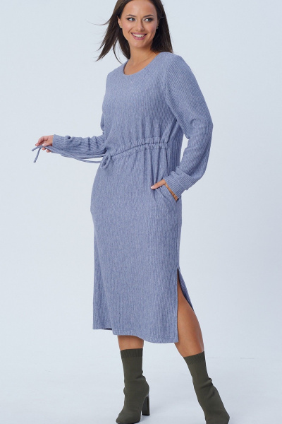 Демисезонное трикотажное платье с разрезом и кулисой по талии AMORI 9814 голубой - фото 1