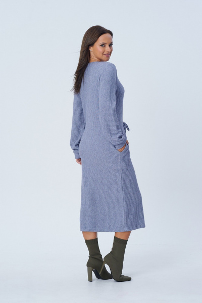 Демисезонное трикотажное платье с разрезом и кулисой по талии AMORI 9814 голубой - фото 3