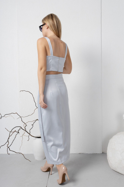 Длинная юбка на запах с полупоясом и пряжкой AMORI 3128 светло-серый - фото 4