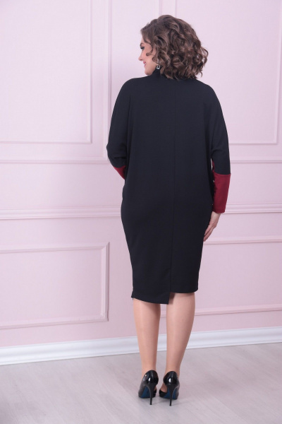 Платье свободного кроя из вискозы и трикотажа с воротом хомут LadisLine 1519 вишня+черный - фото 7