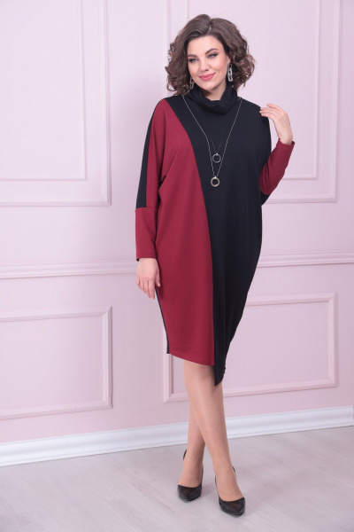 Платье свободного кроя из вискозы и трикотажа с воротом хомут LadisLine 1519 вишня+черный - фото 3