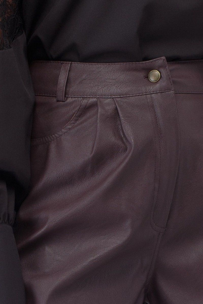 Брюки из экокожи с складками и накладными карманами Anelli 903 коричневый - фото 8