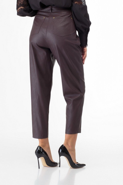 Брюки из экокожи с складками и накладными карманами Anelli 903 коричневый - фото 3