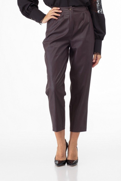 Брюки из экокожи с складками и накладными карманами Anelli 903 коричневый - фото 2