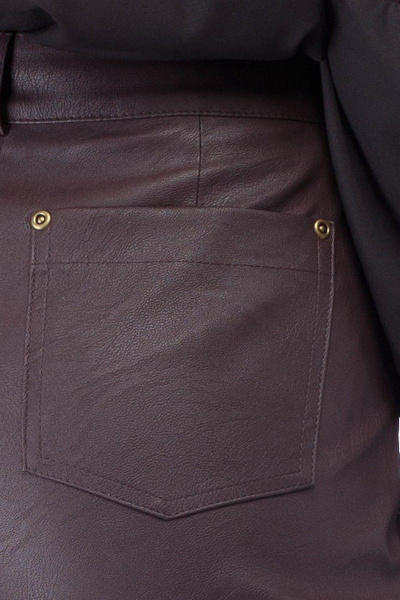 Брюки из экокожи с складками и накладными карманами Anelli 903 коричневый - фото 4