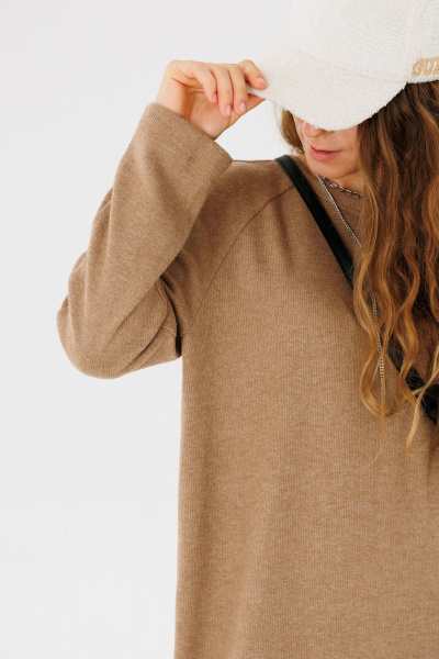 Длинное оверсайз платье из трикотажа с прямым кроем для повседневной носки FAMA 24046 коричневый - фото 10