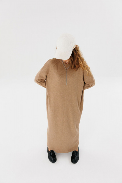 Длинное оверсайз платье из трикотажа с прямым кроем для повседневной носки FAMA 24046 коричневый - фото 7