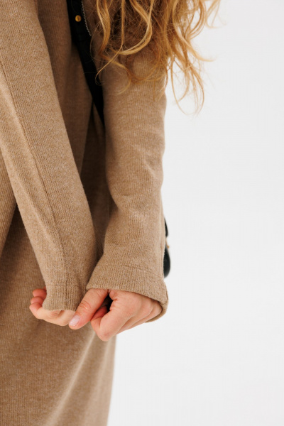 Длинное оверсайз платье из трикотажа с прямым кроем для повседневной носки FAMA 24046 коричневый - фото 6