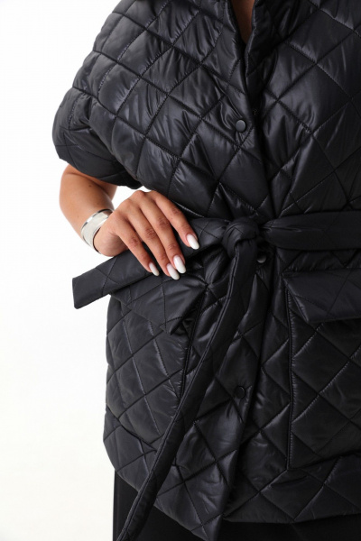 Тёплый стеганый жилет из объемной ткани с поясом LM М14 черный - фото 10