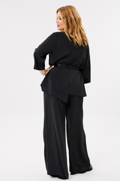 Демисезонный костюм из текстиля с асимметричным жакетом и брюками Michel chic 1386/1 черный,полоска - фото 9
