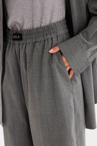 Брюки полосатые из костюмной ткани с эластичным поясом EOLA 2728 темно-серый_ полоска - фото 3