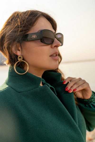 Пальто с фигурными подрезами и карманами, зеленое Andina 1006 изумруд - фото 7