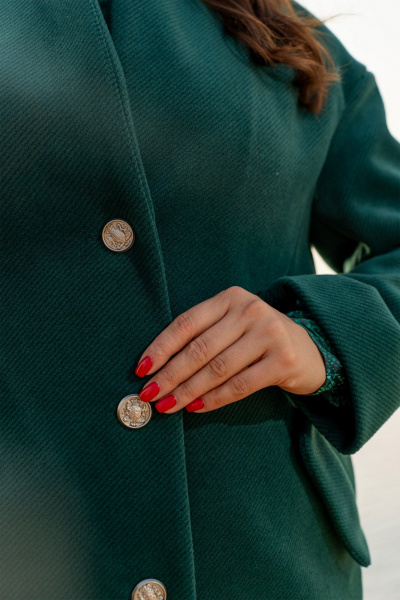 Пальто с фигурными подрезами и карманами, зеленое Andina 1006 изумруд - фото 3