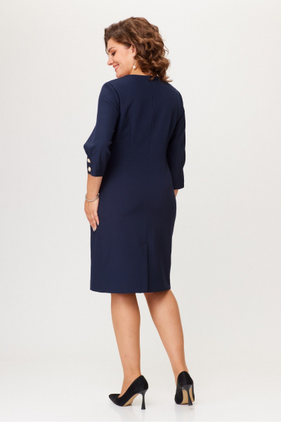 Платье прямого силуэта с украшением из текстильных цветов Moda Versal П2485 т.синий - фото 6