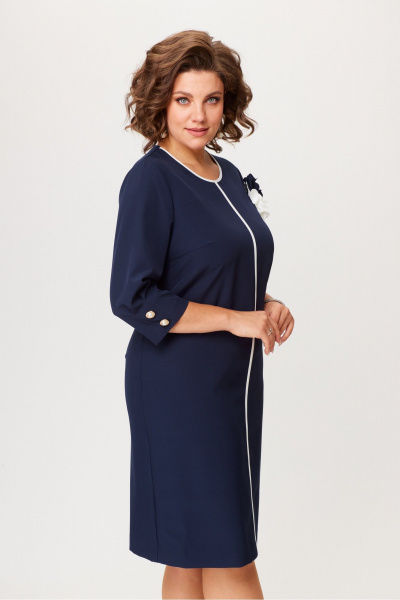 Платье прямого силуэта с украшением из текстильных цветов Moda Versal П2485 т.синий - фото 3