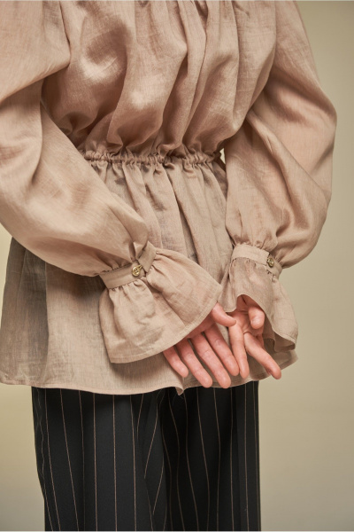 Блуза из текстиля с баской и пышными рукавами DEVITA 6014 соломенный - фото 14