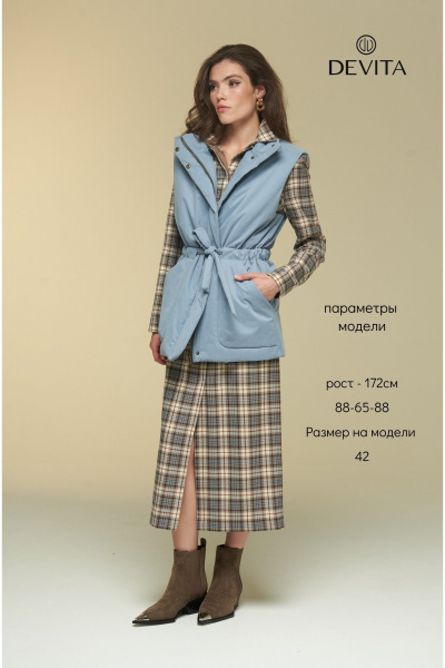 Теплый удлиненный жилет на подкладке с поясом DEVITA 4016 голубой - фото 20