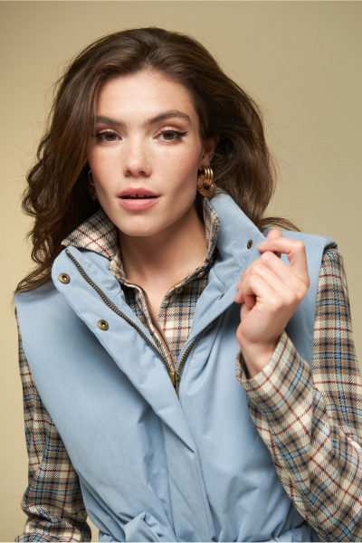 Теплый удлиненный жилет на подкладке с поясом DEVITA 4016 голубой - фото 18