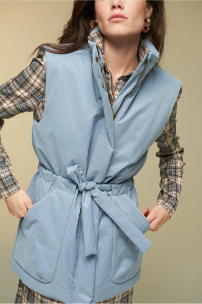 Теплый удлиненный жилет на подкладке с поясом DEVITA 4016 голубой - фото 17