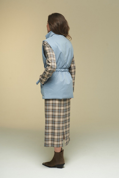 Теплый удлиненный жилет на подкладке с поясом DEVITA 4016 голубой - фото 15