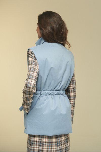 Теплый удлиненный жилет на подкладке с поясом DEVITA 4016 голубой - фото 14