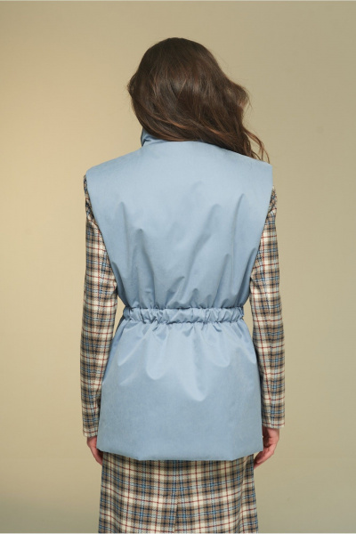 Теплый удлиненный жилет на подкладке с поясом DEVITA 4016 голубой - фото 13